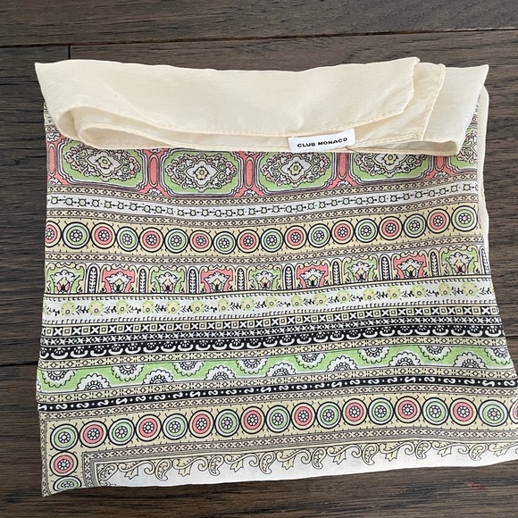 Club Monaco scarf - Picture 3 of 4